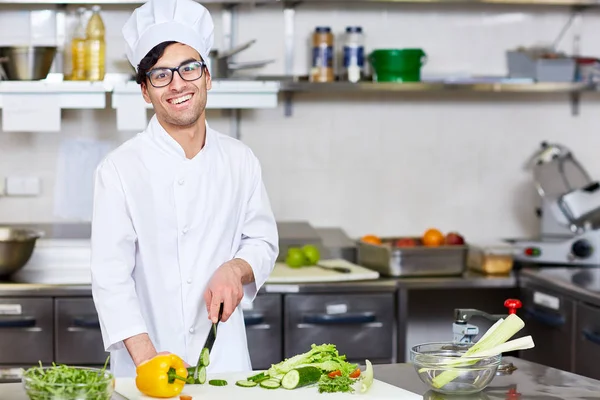 Lachende Chef Kok Voorbereiding Van Plantaardige Salade Voor Client — Stockfoto