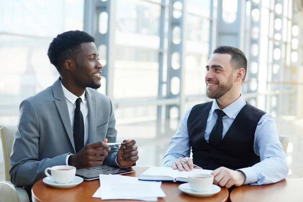 Deux Anaysts Parler Affaires Par Tasse Café — Photo