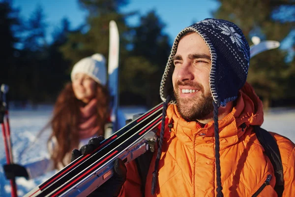 Joven Esposa Con Equipo Esquí Disfrutando Aventura Invernal Durante Las — Foto de Stock