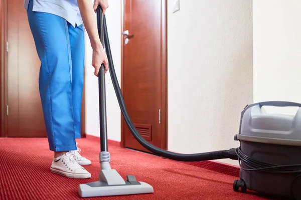 Pembantu Membersihkan Karpet Dengan Vacuum Cleaner — Stok Foto