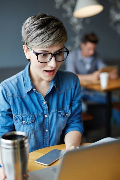 Verbaasd Zakenvrouw Ontwerper Kijken Laptop Beeldscherm — Stockfoto