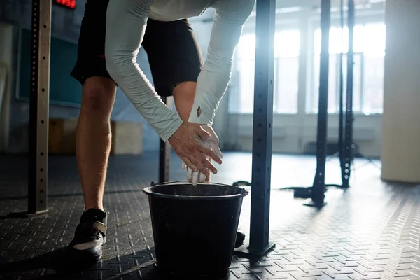 Sección Baja Hombre Muscular Irreconocible Que Cubre Las Manos Con — Foto de Stock