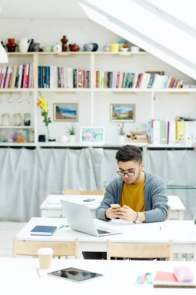 Uomo Moderno Con Smartphone Sms Dal Posto Lavoro — Foto Stock