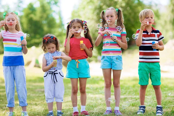 Bambini Estate Indossano Piedi Fila Sul Prato Verde Soffiando Bolle — Foto Stock