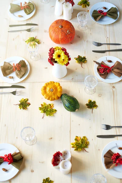 Şükran Günü Yemeği Için Hazırlanan Hizmet Masasına Şenlikli Yemek — Stok fotoğraf