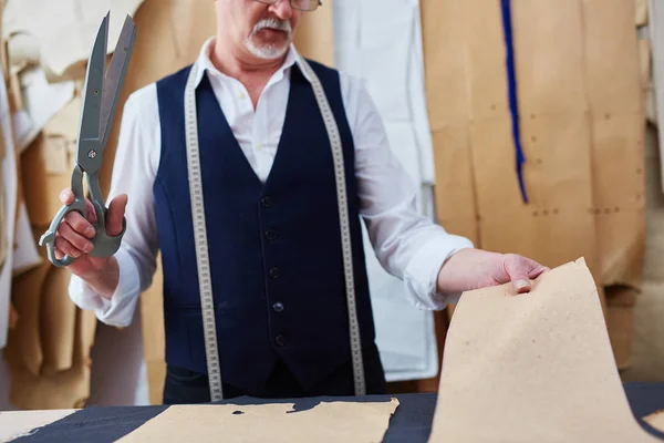 Retrato Del Sastre Experimentado Que Trabaja Taller Tradicional Haciendo Patrones — Foto de Stock