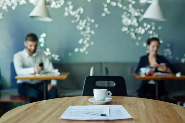 Bild Affärsdokument Tomma Bord Café Med Två Företagare Som Arbetar — Stockfoto