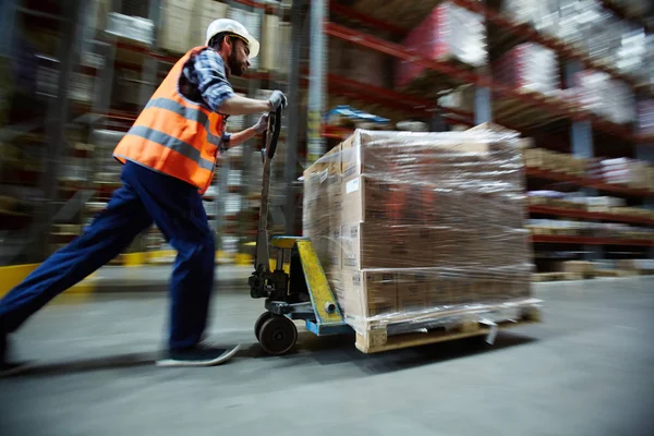 Uomo Uniforme Spingendo Carico Carrello Elevatore — Foto Stock