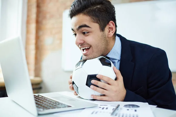 Blij Dat Zakenman Met Vreugde Uiten Tijdens Het Kijken Naar — Stockfoto