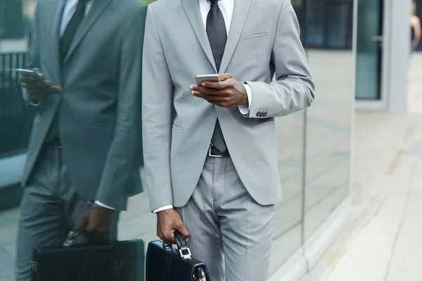 Mellersta Delen Eleganta Mannen Med Smartphone Textilen Utomhus — Stockfoto