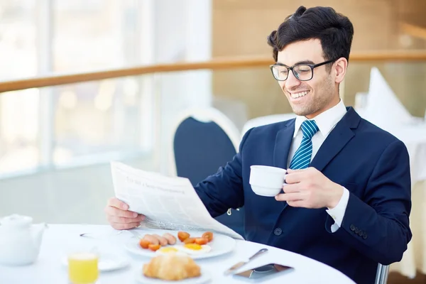 Usmívající Podnikatel Pít Čaj Nebo Kávu Čtení Novin Kavárně — Stock fotografie