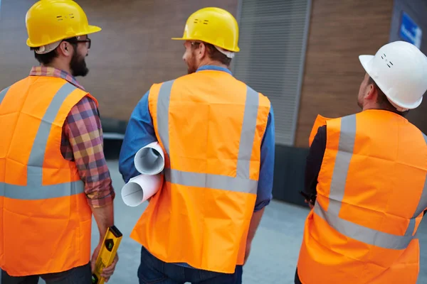 Groep Van Ingenieurs Gonna Bouwplaats — Stockfoto