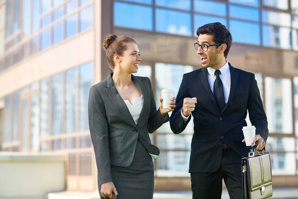 Collega Pakken Wandelen Home Zonnige Dag — Stockfoto