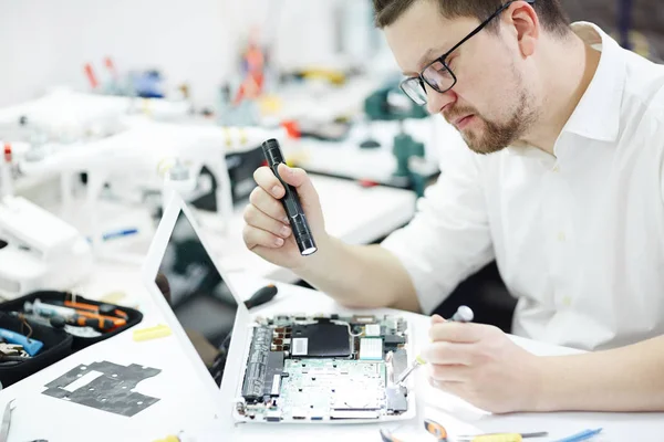 Kant Weergave Portret Van Man Openen Gedemonteerd Computer Gebruik Zaklamp — Stockfoto