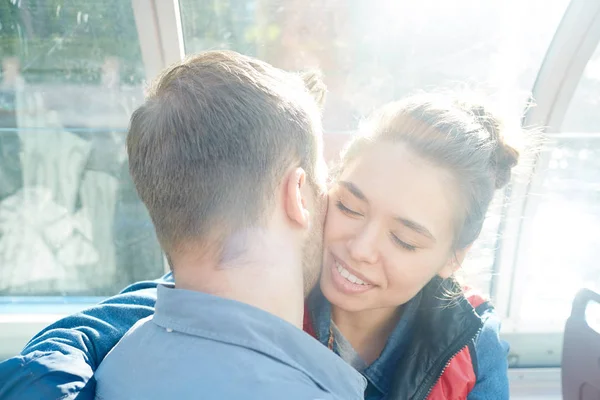 Casal Jovem Abraçando Homem Amoroso Beijando Sua Namorada Sua Bochecha — Fotografia de Stock