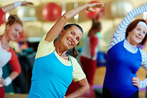 Maturo Energico Femminile Allungando Braccia Durante Allenamento — Foto Stock