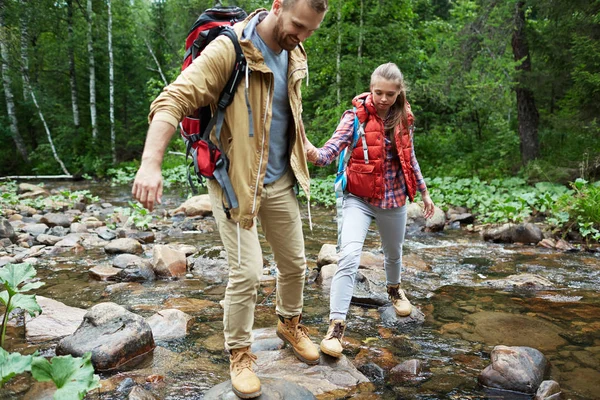 Jonge Reizigers Met Rugzakken Steen Weg Rivier Wandelen — Stockfoto