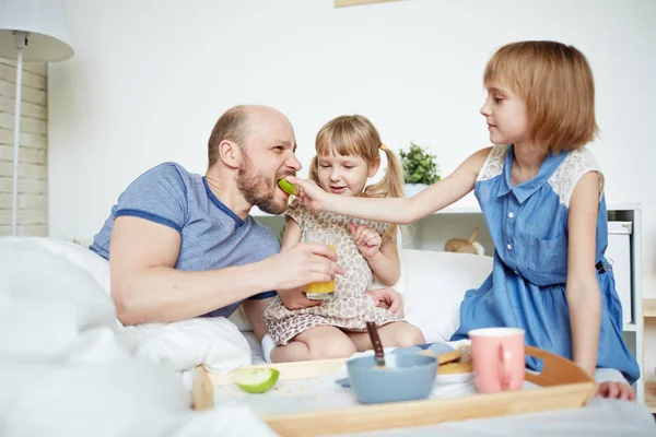 Ungdomlig Döttrar Utfodring Deras Fader Morgonen — Stockfoto