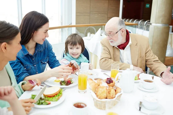 祖父母 若い女性と夕食のテーブルに座っている少年 — ストック写真
