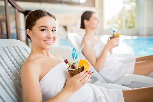 Chica Sonriente Envuelta Una Toalla Blanca Disfrutando Exótico Cóctel Coco — Foto de Stock