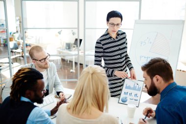 İş toplantısı, istatistiki verileri analiz etmekten: finansal yöneticilerinin bir araya ve çalışma sonuçları tartışmaya çok ırklı grup