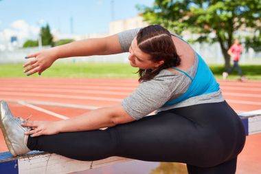 Kilolu kadın bacak kasları için germe egzersiz yaparak