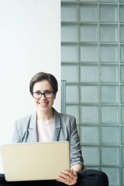 Kameraya bakarak dizüstü bilgisayar ile başarılı profesyonel