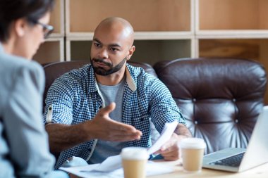 Gazetede işaret ve sözleşmenin koşulları için potansiyel ortak açıklayan emin işadamı