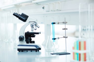 Elektronik mikroskop ve test tüpleri ile modern boş laboratuvar tablo renkli sıvı