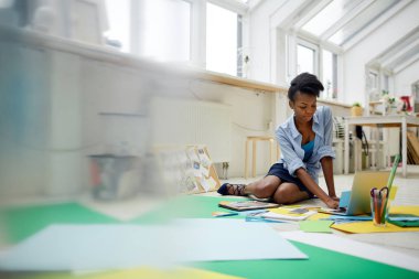 Moda Tasarım İnternet kursu alarak yaratıcı kız