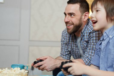Adam ve çocuk ile boş olarak oyun denetleyicileri