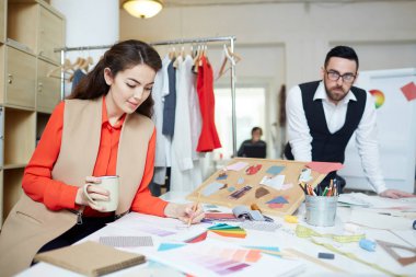 Genç ve güzel moda tasarımcısı giysi modellerin yeni düşünme