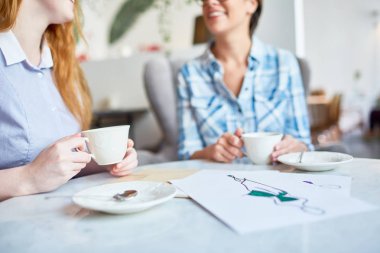 Moda model bir kafede çay içiyor tasarımcıları tarafından çizilmiş kroki