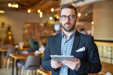 Kafede ağ touchpad ile kendine güvenen ceo