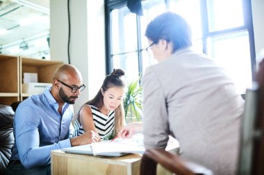 Çalışkan takım Finans yöneticileri panoramik pencerelere modern açık plan ofiste çalışma toplantısı yaparken istatistik veri çözümleme