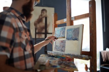 Genç adam tarafından çizilmiş olması şövale çeşitli küçük resimler