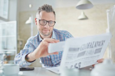 Gazetede bilgi analiz ve bu smartphone üzerinde çekim ciddi orta yaşlı Yöneticisi ne zaman o tek başına ofisinde çalışıyor