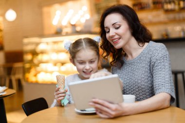 Touchpad kızı için ilginç bir şey gösteren genç kadın