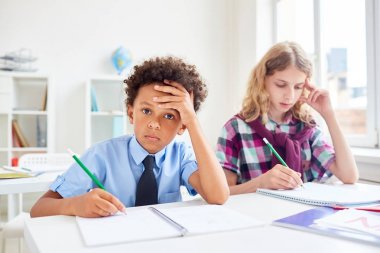 Yorgun öğrenci ve onun sınıf arkadaşı copybooks içinde çizim