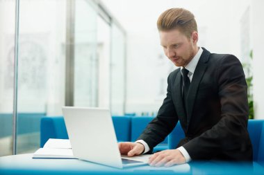 Ağ işyerinde konsantre işadamı