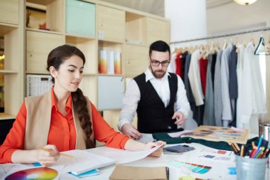 Çekici moda tasarımcısı yeni modellerin Eskizler yapım