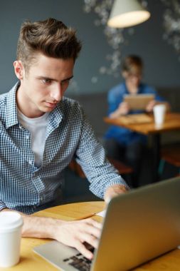 Meşgul tüccar veya satıcı net çalışma