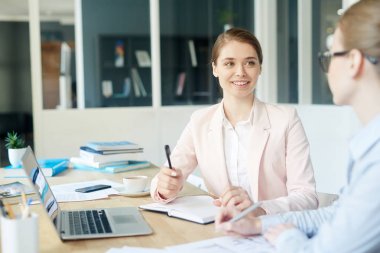 Güzel kadın yeni proje anları için genç Yöneticisi açıklayan