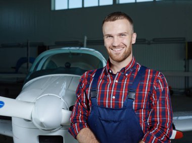Kameraya bakarak uçakları başarılı tamirci