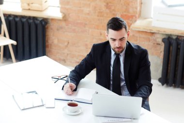 Ciddi patron ofiste çevrimiçi iletişim sahip