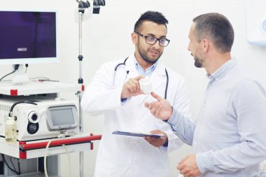 Modern klinisyen hastanın Tekdüzen gösteren yeni ilaçlara randevu sırasında