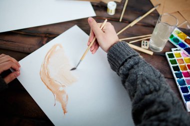 El suluboya ile çizim boya fırçası ile ressam