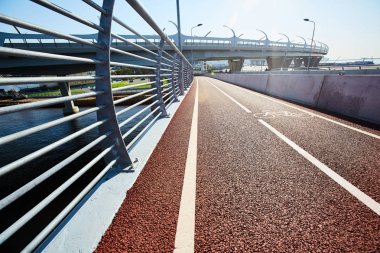 Işıklı gün ışığı, pitoresk cityscape, Bulutsuz mavi gökyüzü ile modern bisiklet şeritli görünümünü