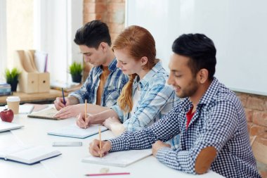 Kolej öğrenciler ders çizim