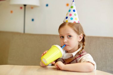 Saman soda içme ve kameraya bakarak güzel çocuk